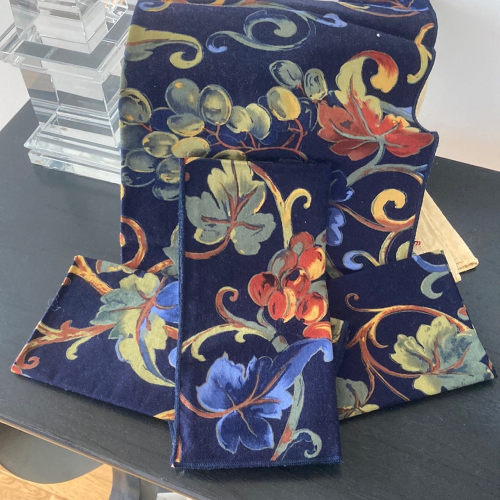 🌸Grape Motif Dinner Napkins